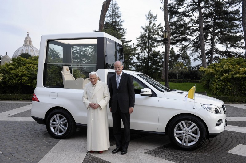 Daimler Chef Zetsche übergibt Papamobil